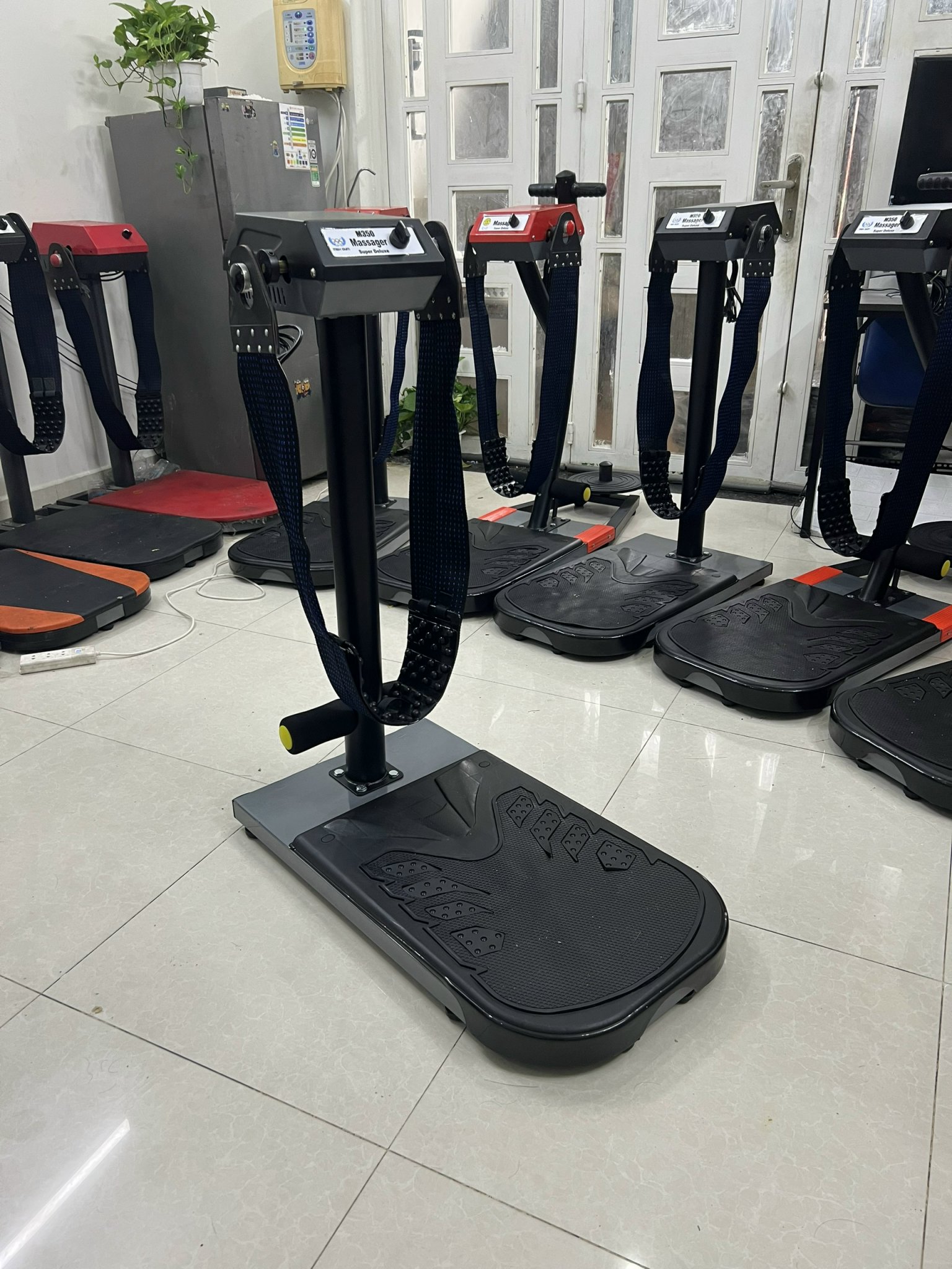 Kích hoạt tuần hoàn máu và giảm căng thẳng với Máy rung matxa bụng đứng: Tận hưởng sức khỏe và sự thư giãn